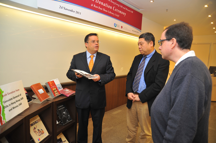 consulate_general_of_chile_hk_book_donation_02