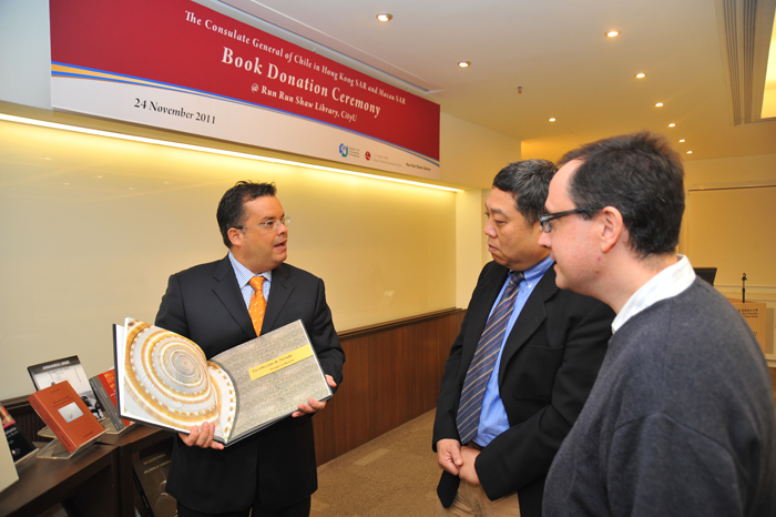 consulate_general_of_chile_hk_book_donation_04