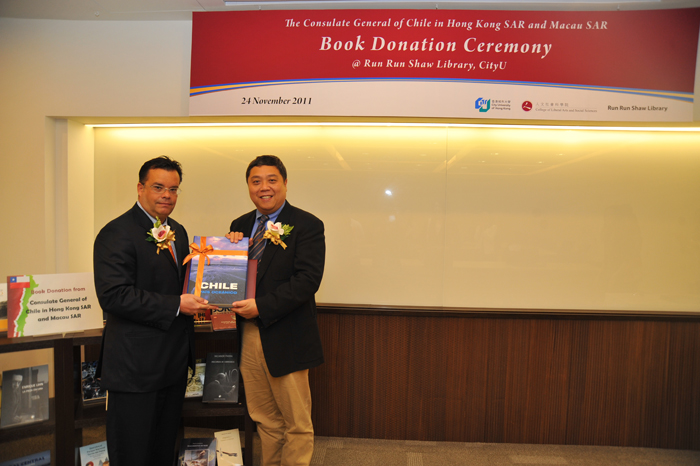 consulate_general_of_chile_hk_book_donation_10