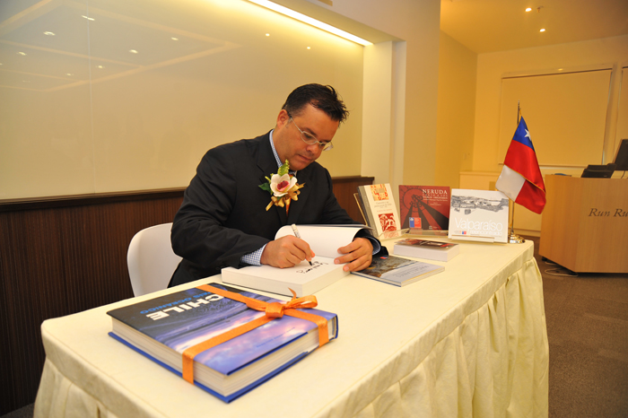 consulate_general_of_chile_hk_book_donation_13