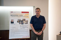 Roy Delbyck take photo with Poster Panel