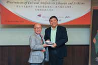 Prof. Steve Ching Present Souvenirs to Mr. Chijo Onishi