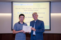 Professor Wagner Present Certificate to Student WANG Yuxiang